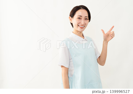水色のエプロンを着た女性　介護士イメージ 139996527
