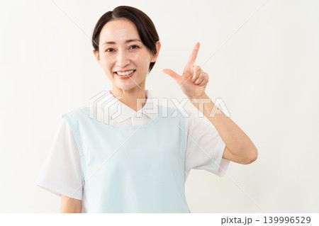 水色のエプロンを着た女性 介護士イメージ 水色のエプロンを着た女性 介護士イメージ 139996529