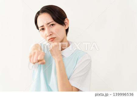 水色のエプロンを着た女性 介護士イメージ 水色のエプロンを着た女性 介護士イメージ 139996536