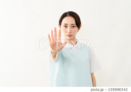 水色のエプロンを着た女性　介護士イメージ 139996542