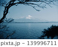水面と富士山 139996711