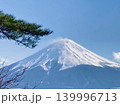 松と雪の富士山 139996713