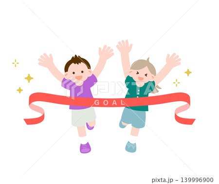 笑顔でゴールする子供たち 運動会や徒競走で達成と喜びのシーン 笑顔でゴールする子供たち 運動会や徒競走で達成と喜びのシーン 139996900