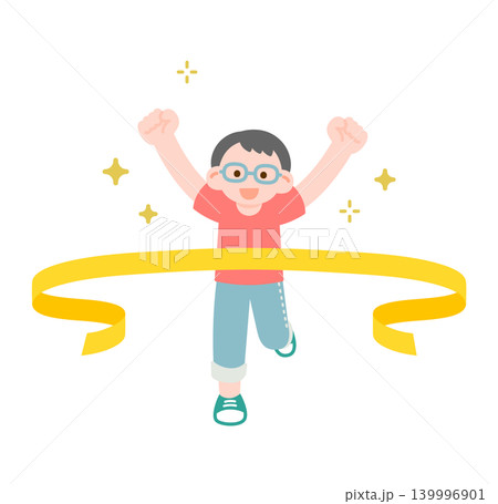 笑顔でゴールするメガネをかけた男の子 139996901