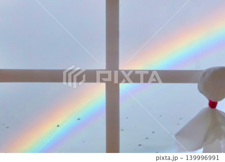 雨上りの窓辺に架かる虹&てるてる坊主 雨上りの窓辺に架かる虹&てるてる坊主 139996991