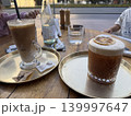 ママ友と子供を連れてカフェで飲む美味しいコーヒー 139997647