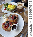 海外のオシャレなカフェのパンケーキでティータイム 139997648