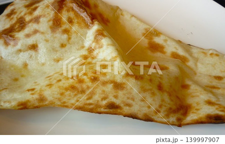 インド料理のチーズナン 139997907