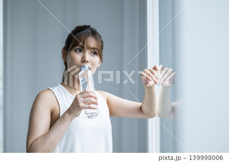 水を飲む若い女性 139998006