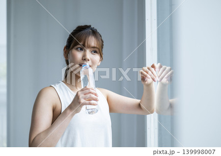 水を飲む若い女性 139998007