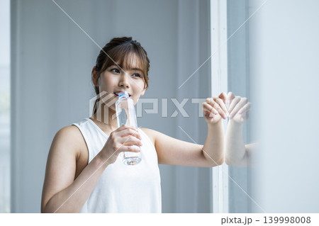 水を飲む若い女性 139998008
