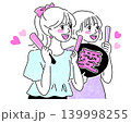 推し活をする女性たちのシンプルイラスト 139998255