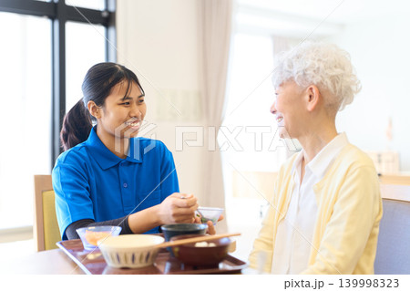シニアの食事介助をする外国人介護士 139998323