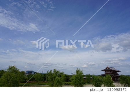 夏空の下に佇む歴史建築と緑景 夏空の下に佇む歴史建築と緑景 139998572