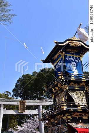 愛知県の犬山祭り 満開の桜と針綱神社の鳥居 車山と呼ばれる山車が神社の前を通過する光景 愛知県の犬山祭り 満開の桜と針綱神社の鳥居 車山と呼ばれる山車が神社の前を通過する光景 139998746