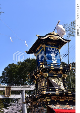 愛知県の犬山祭り 満開の桜と針綱神社の鳥居 車山と呼ばれる山車が神社の前を通過する光景 愛知県の犬山祭り 満開の桜と針綱神社の鳥居 車山と呼ばれる山車が神社の前を通過する光景 139998747