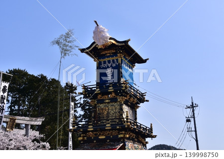 愛知県の犬山祭り 満開の桜と針綱神社の鳥居 車山と呼ばれる山車が神社の前を通過する光景 愛知県の犬山祭り 満開の桜と針綱神社の鳥居 車山と呼ばれる山車が神社の前を通過する光景 139998750