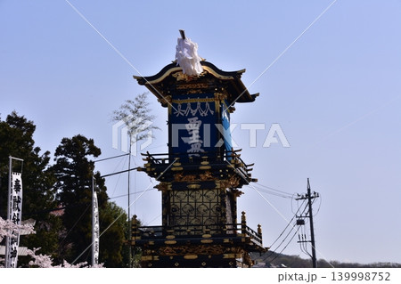 愛知県の犬山祭り 満開の桜と針綱神社の鳥居 車山と呼ばれる山車が神社の前を通過する光景 愛知県の犬山祭り 満開の桜と針綱神社の鳥居 車山と呼ばれる山車が神社の前を通過する光景 139998752