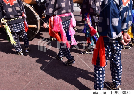 愛知県の犬山祭りに参加する男性達 伝統的な法被と草鞋と派手な帯を身に付けている姿 車山の大きな車輪 愛知県の犬山祭りに参加する男性達 伝統的な法被と草鞋と派手な帯を身に付けている姿 車山の大きな車輪 139998880