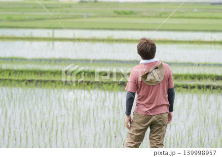 がっくりと肩を落とす農家の男性 139998957