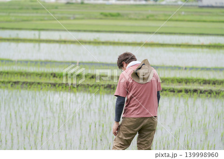 がっくりと肩を落とす農家の男性 139998960