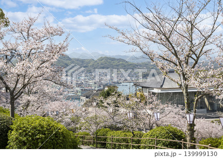 桜咲く千光寺公園に広がる尾道の春景色 139999130