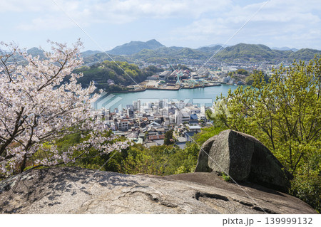 広島県尾道市の千光寺公園から見渡す春の尾道風景 広島県尾道市の千光寺公園から見渡す春の尾道風景 139999132