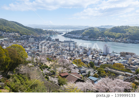 広島県尾道市の高台から眺める尾道水道と尾道大橋 広島県尾道市の高台から眺める尾道水道と尾道大橋 139999133