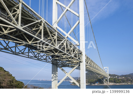 青空の下に広がる関門橋と関門海峡の雄大な景観 139999136