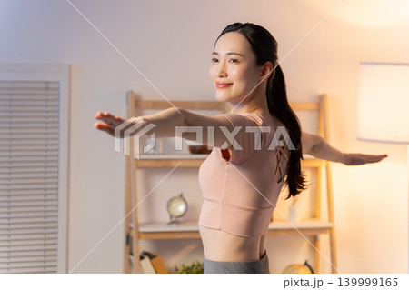 夜に家でヨガをする女性 139999165