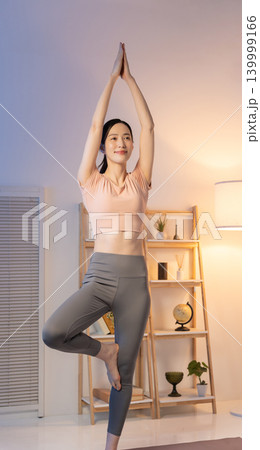 夜に家でヨガをする女性 139999166