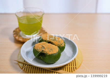 美味しそうな蓬もち 139999219