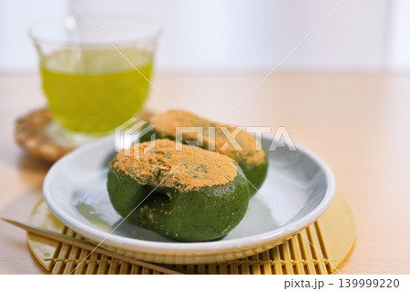 美味しそうな蓬もち 139999220