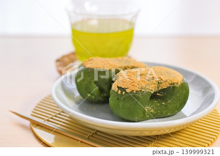 美味しそうな蓬もち 139999321