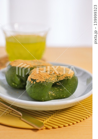 美味しそうな蓬もち 139999323