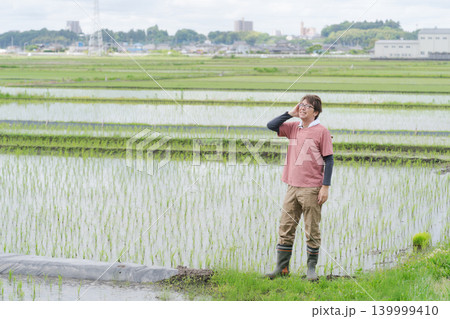 疲れた様子の農家の男性 139999410