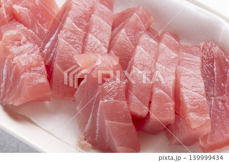 新鮮なマグロの刺身が白い皿に盛られた日本料. 新鮮なマグロの刺身が白い皿に盛られた日本料. 139999434