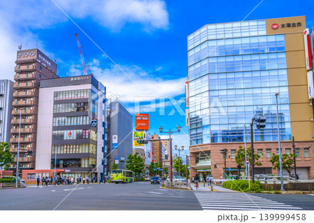 日本の横浜都市景観5月28日　関内駅北口前。朝の「羽衣町」交差点や出勤風景などを望む 139999458
