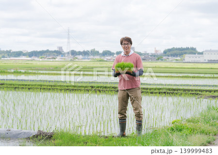 米の苗を持つ農家の男性 139999483