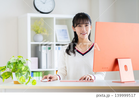 オフィスで働く若いデザイナー 139999517