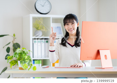 オフィスで働く若いデザイナー 139999519