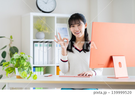 オフィスで働く若いデザイナー 139999520