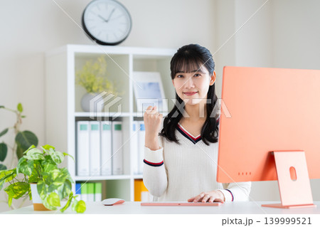 オフィスで働く若いデザイナー 139999521
