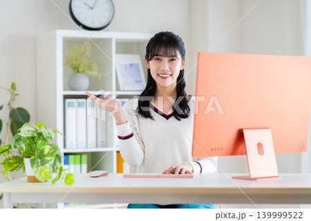 オフィスで働く若いデザイナー 139999522