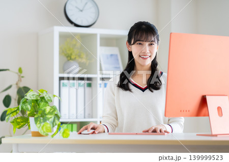 オフィスで働く若いデザイナー 139999523