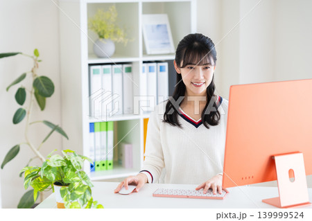 オフィスで働く若いデザイナー 139999524