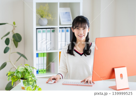 オフィスで働く若いデザイナー オフィスで働く若いデザイナー 139999525