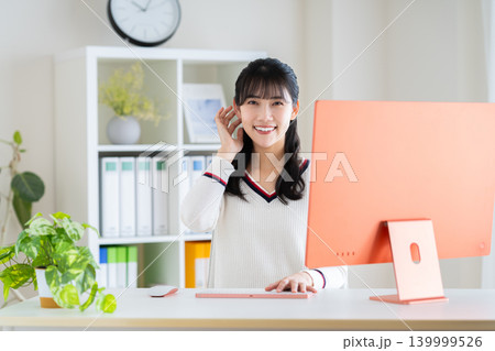 オフィスで働く若いデザイナー 139999526