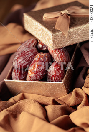 Dates fruits in golden gift box. 140000021