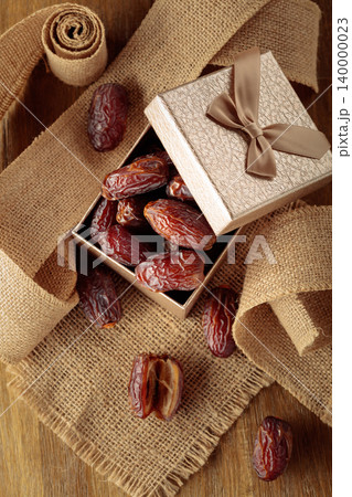 Dates fruits in gift box. Dates fruits in gift box. 140000023